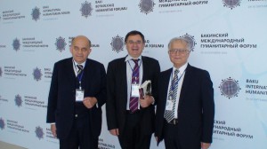 Baku Tarptautiniame Humanitariniame forume; istorikas Algimantas Liekis (dešinėje).